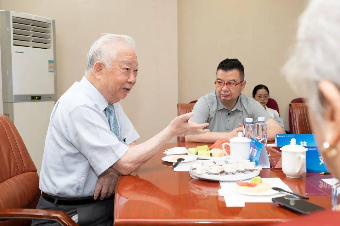 原国家卫生部副部长曹泽毅教授莅临成都安琪儿妇产医院视察指导工作