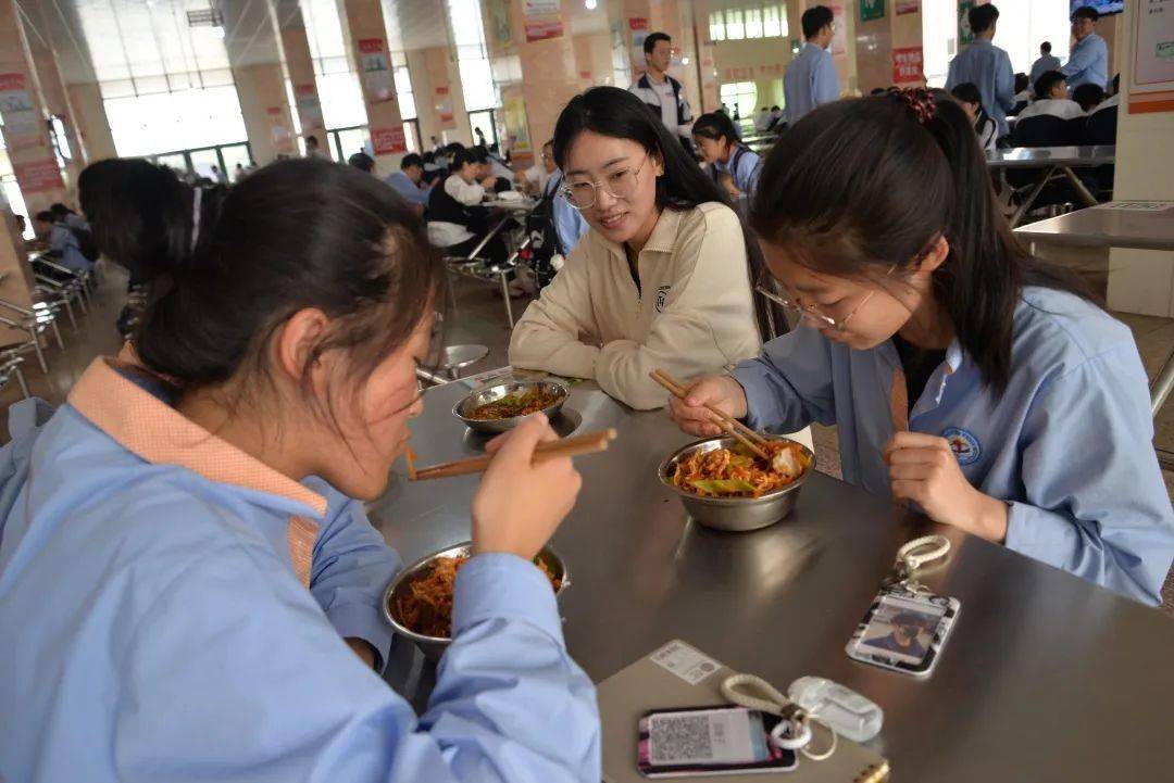 记高三老师的一天|高三学子逐梦路上的"护航人" (五莲一中)_教学_值班