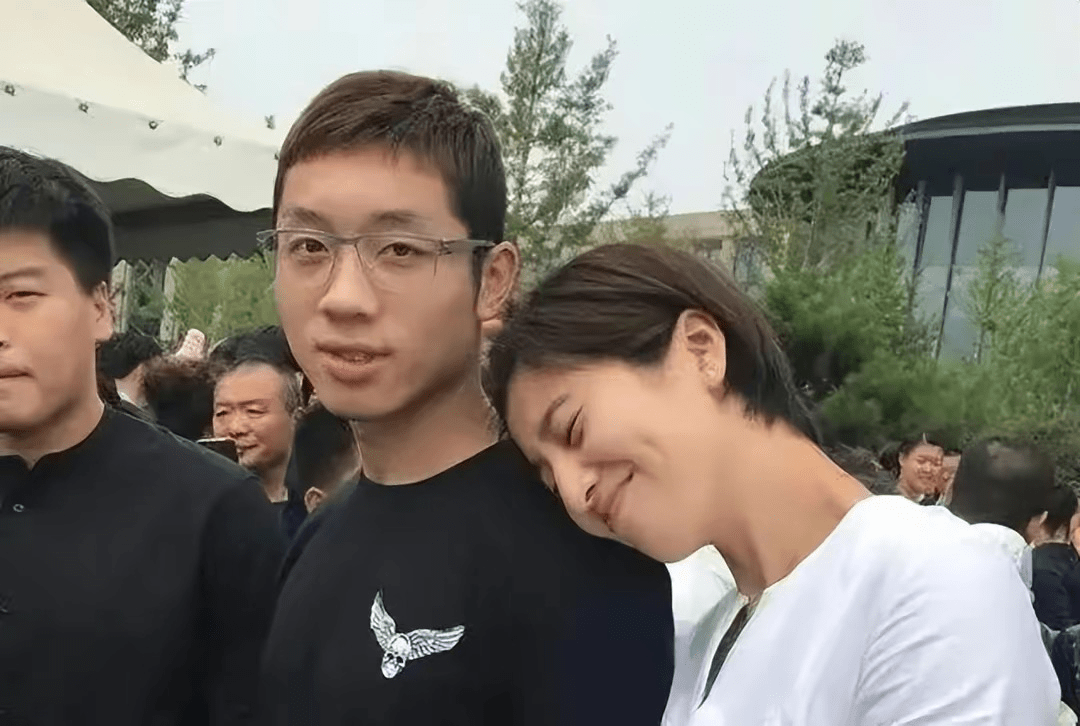 "许昕:妻子是国乒第1美女,为老公甘愿退役3年生2娃_姚彦_马龙_上海队