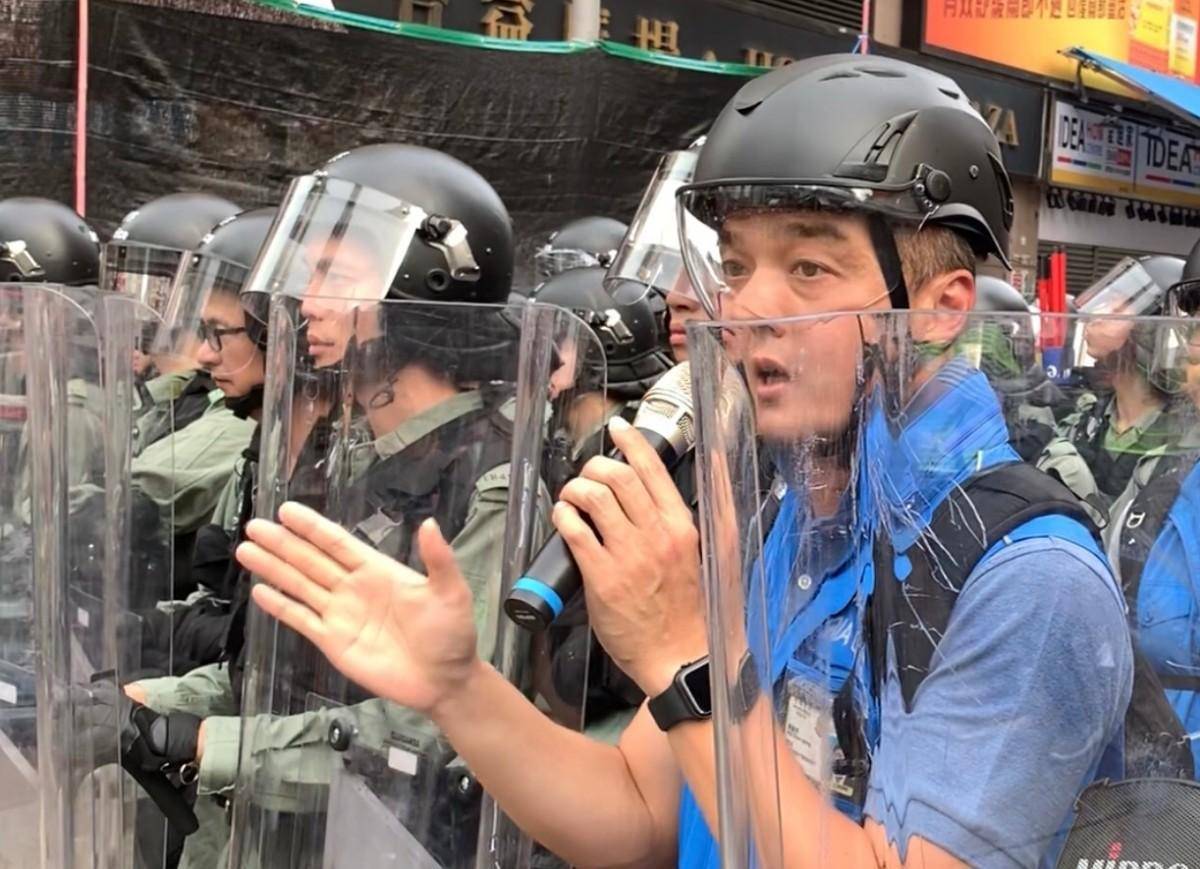 香港骚乱最前线，这群手无寸铁的“蓝背心”阿Sir一直都在_手机搜狐网