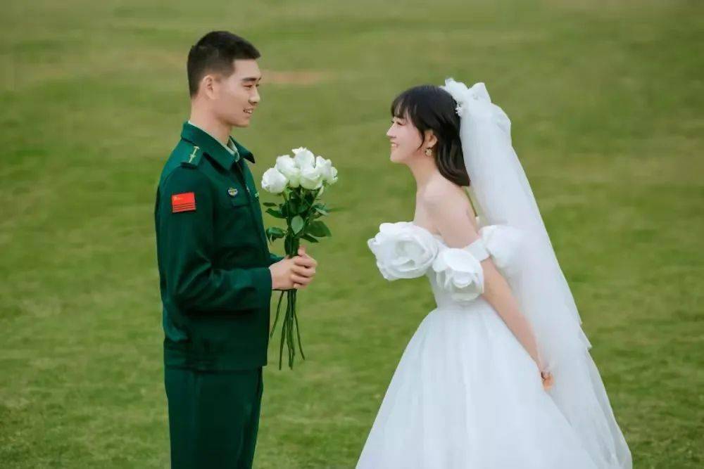 武警军装婚纱照图片