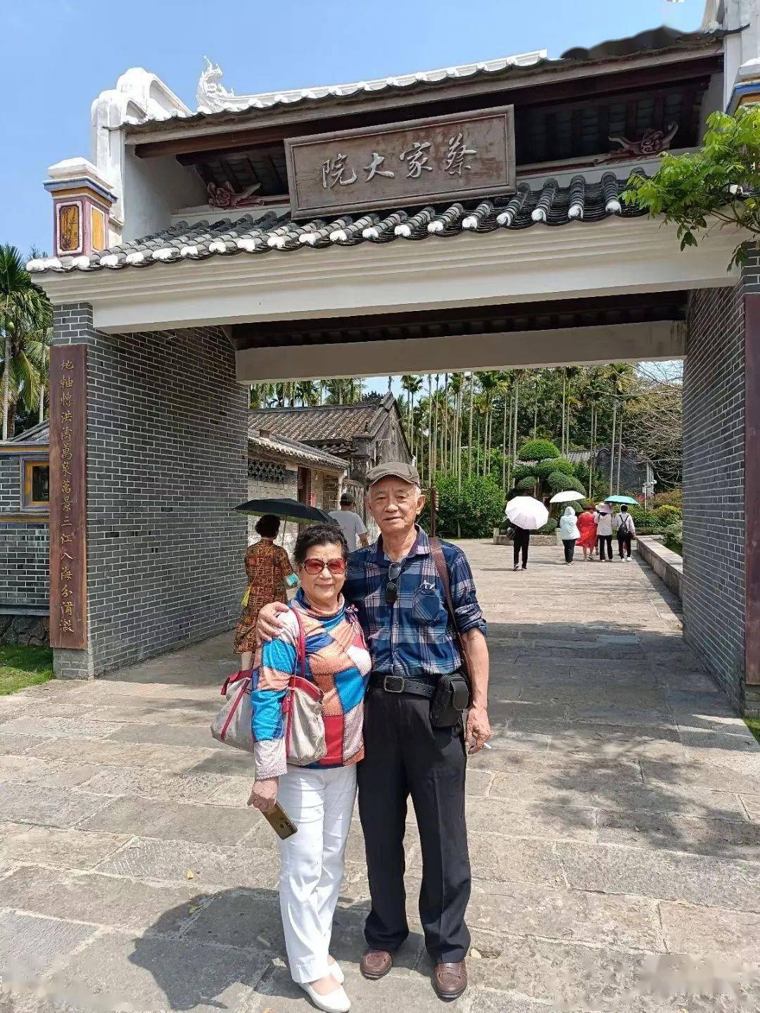 再戴领巾陪稚幼,回眸人间往梦中.