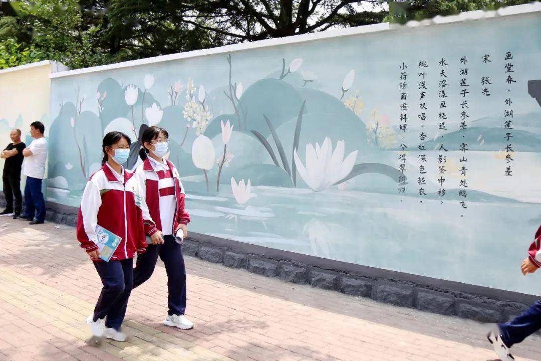 东港区… …墙壁上散发"书香"学校街景会"说话"更多新闻 尽在"东港