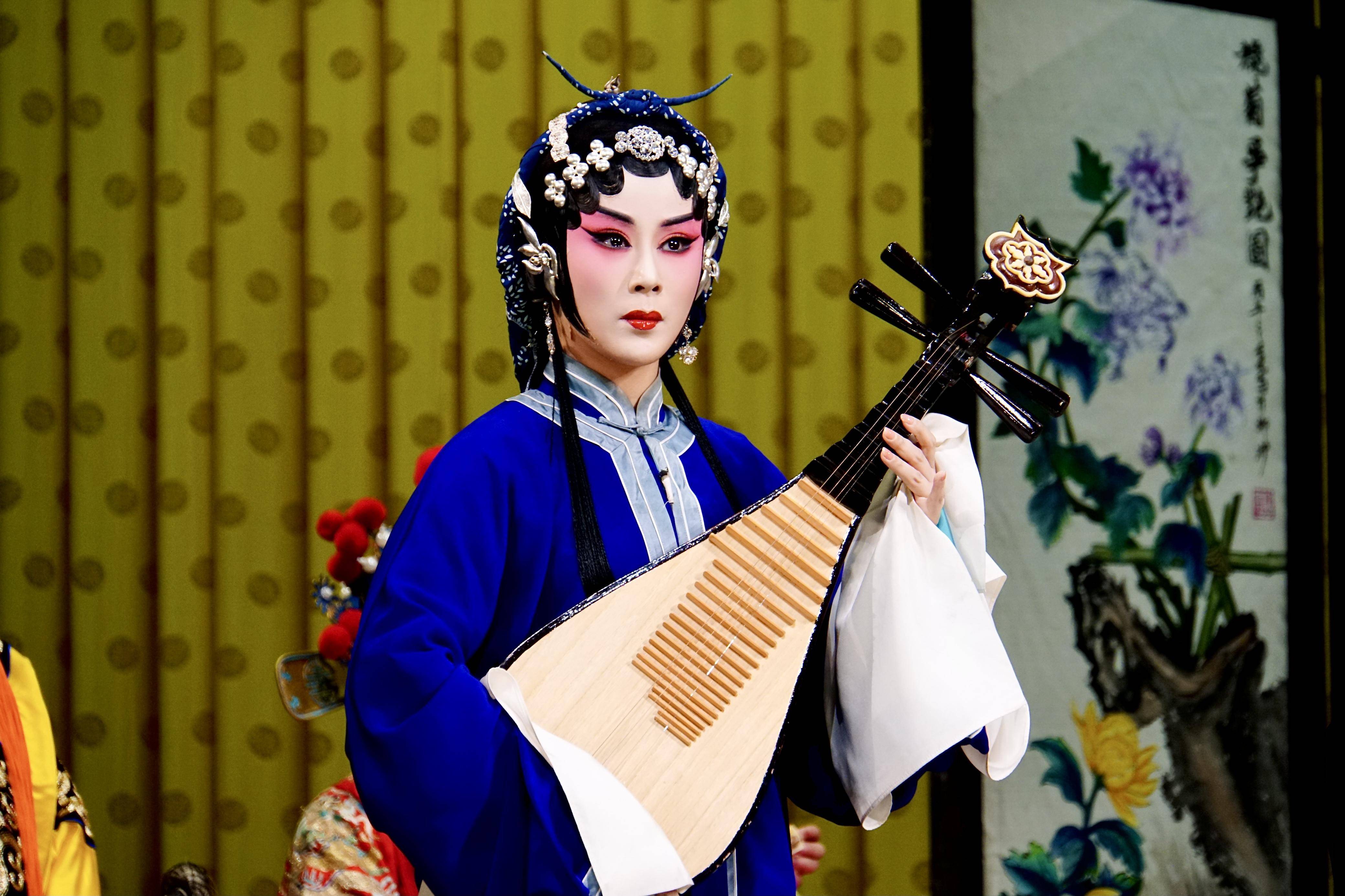 浅夏荷露角 美韵扬秋声——记北京京剧院青年团优秀张派青衣侯美"美益