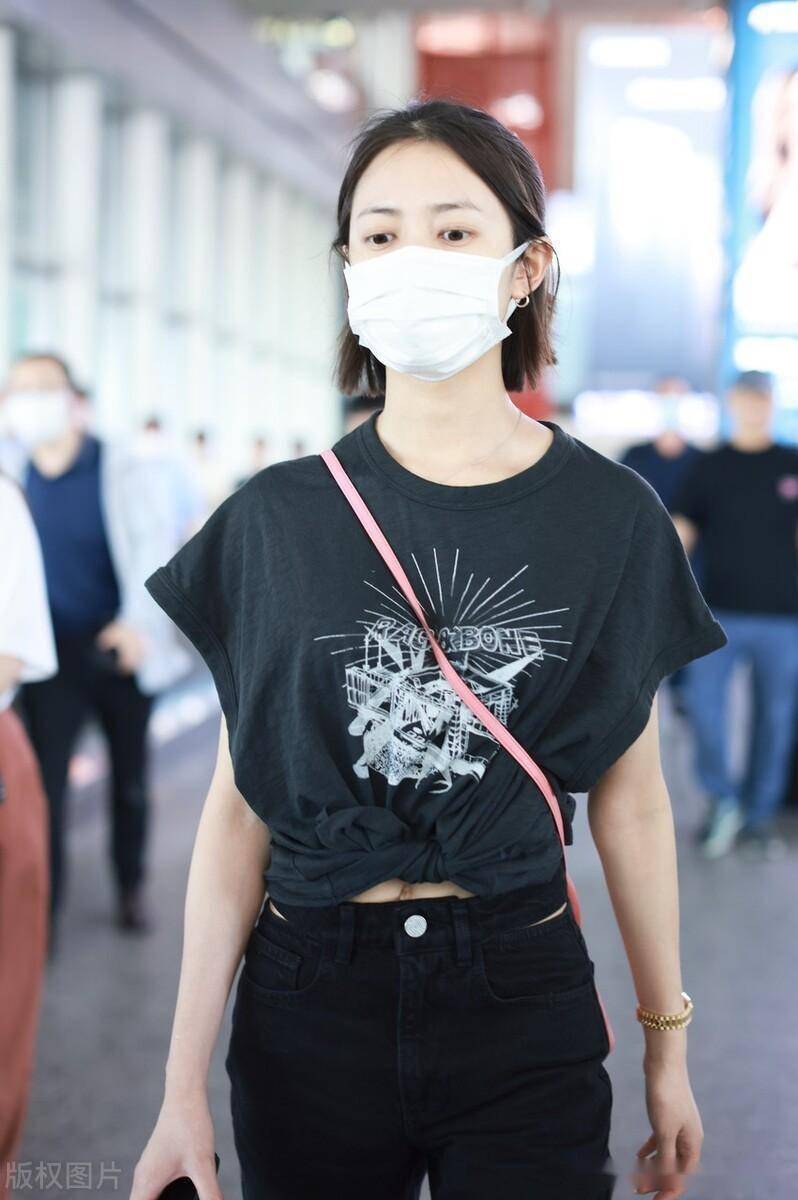 街拍:陈钰琪印花t恤 黑色休闲裤 厚底鞋帅气个性_北京_机场