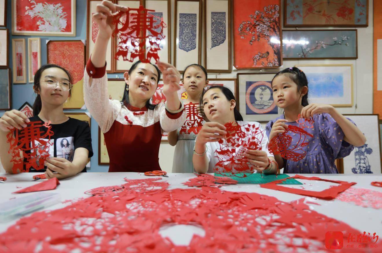 我们的新时代丨"公益课堂 "传非遗_剪纸_廖杰_摄影