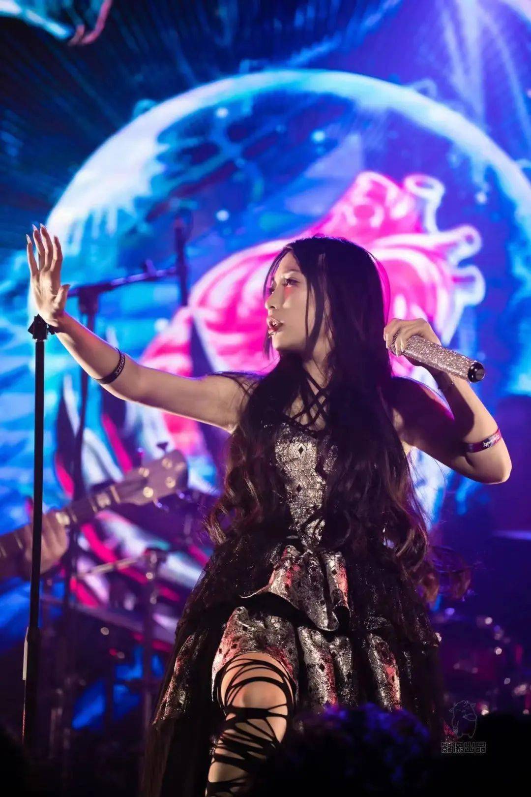 会让你感觉与之前的朝生暮死有些不同,少了些年少轻狂时的暴躁和愤怒