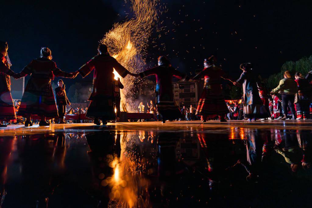 贵州毕节:彝寨村民举行传统火把节活动_视觉_中国_篝火