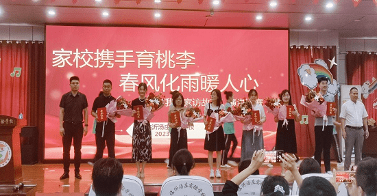 校领导孙爱卿,王志廷为二等奖获奖选手颁奖.