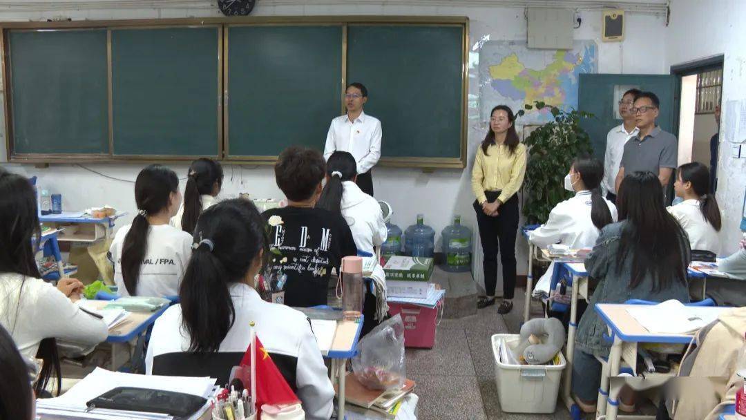 据悉,今年,牟定县参加高考考生共计829人,设牟定一中一个考点39个