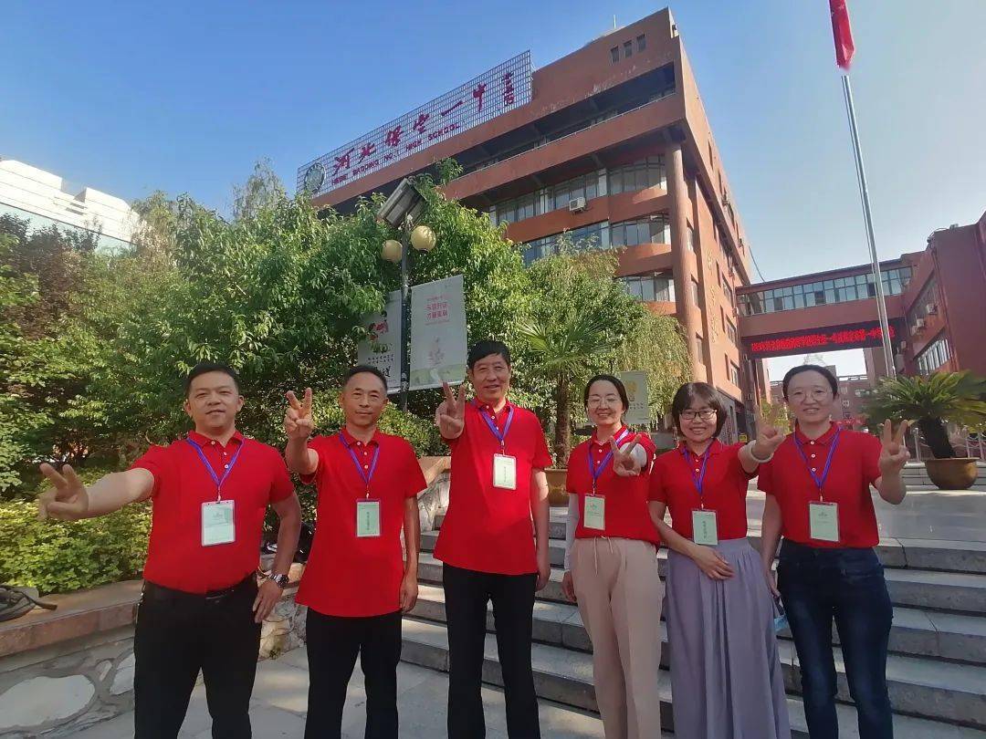 王福海 摄6月7日,保定二中老师为考生加油.