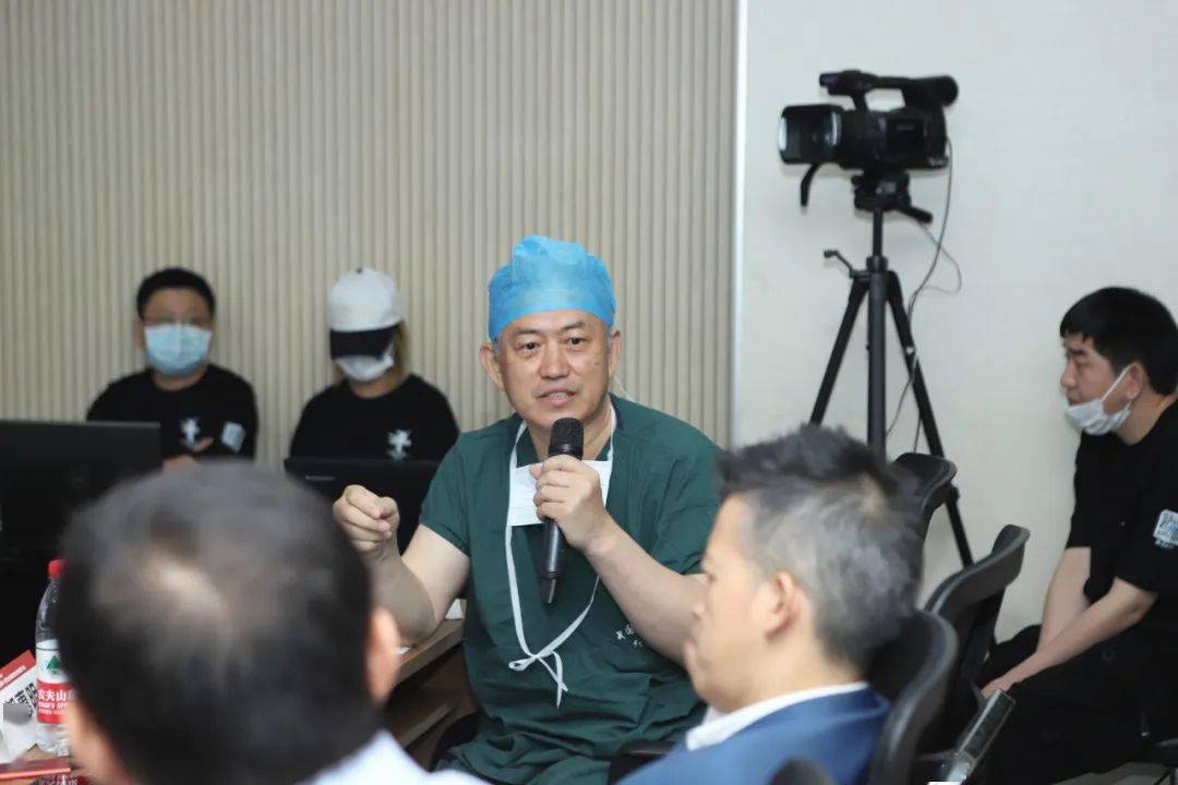 手术复盘讨论紧随其后,在杨秀滨教授与郭惠明教授的介绍与解说下,谷