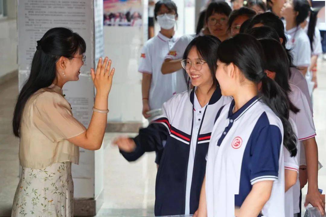 一种拼搏精神一次击掌,一个拥抱为他们加油打气在校门口花式送考老师