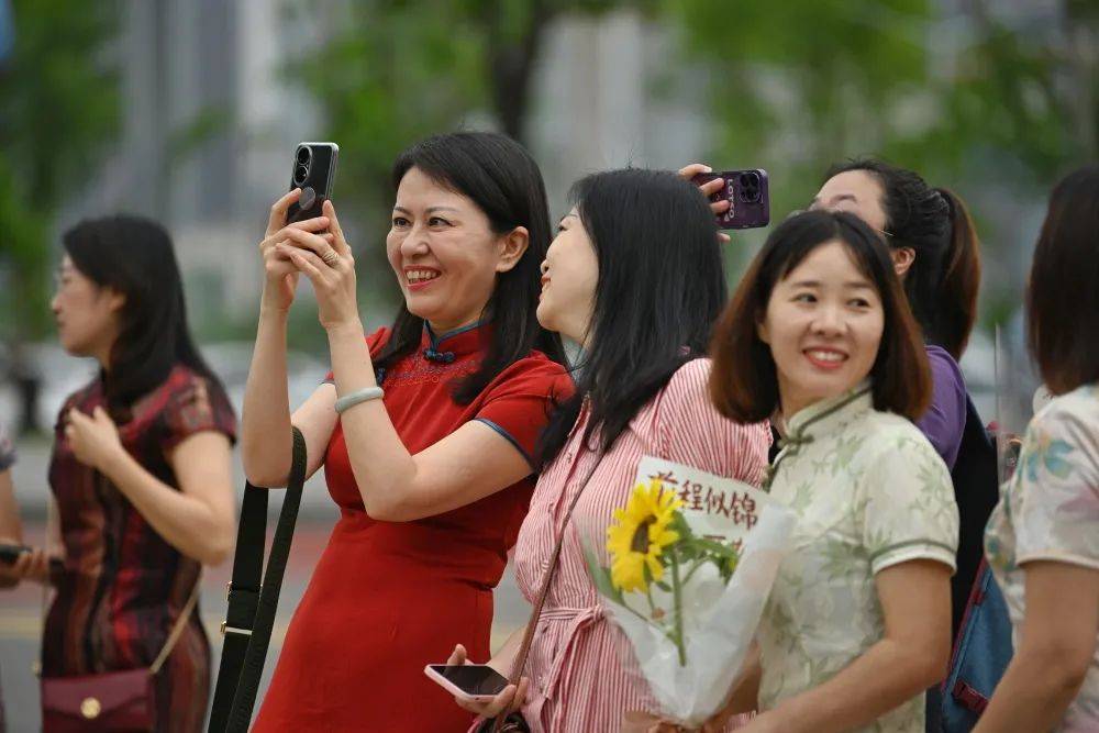 重庆19.4万考生赶考,现场直击→_家长_考场_高考
