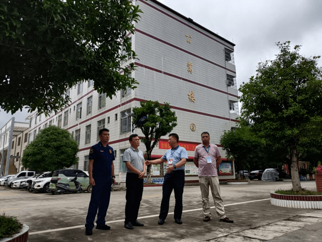 6月6日,市應急管理局深入靖西中學,民族高中考點開展安全生產檢查