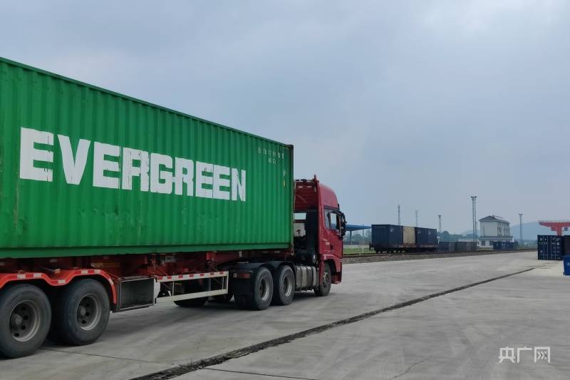 一辆集装箱货车驶入宣城市巷口桥铁路物流基地(央广网记者 赵家慧 摄)