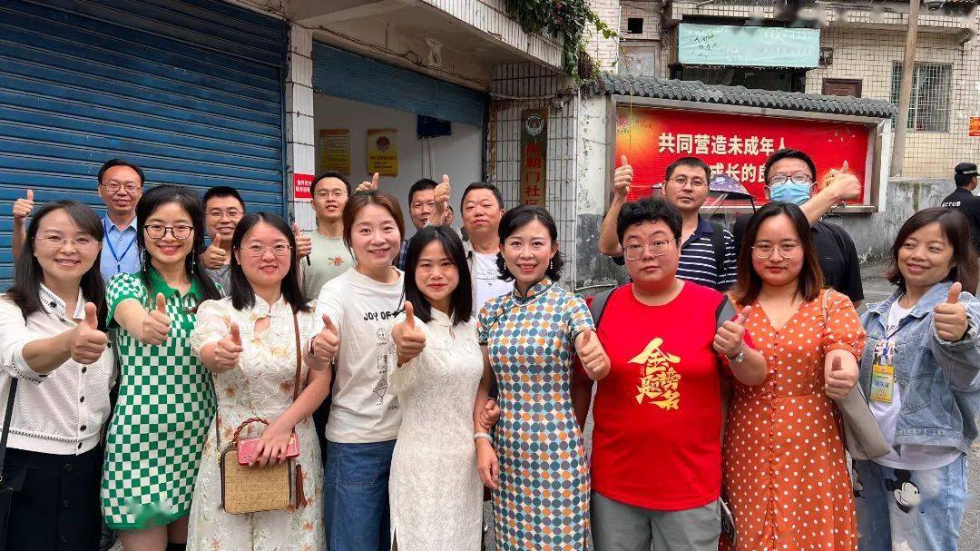 二中老师为考生加油大刚公司高考爱心接送车(大刚公司供图)考生排队