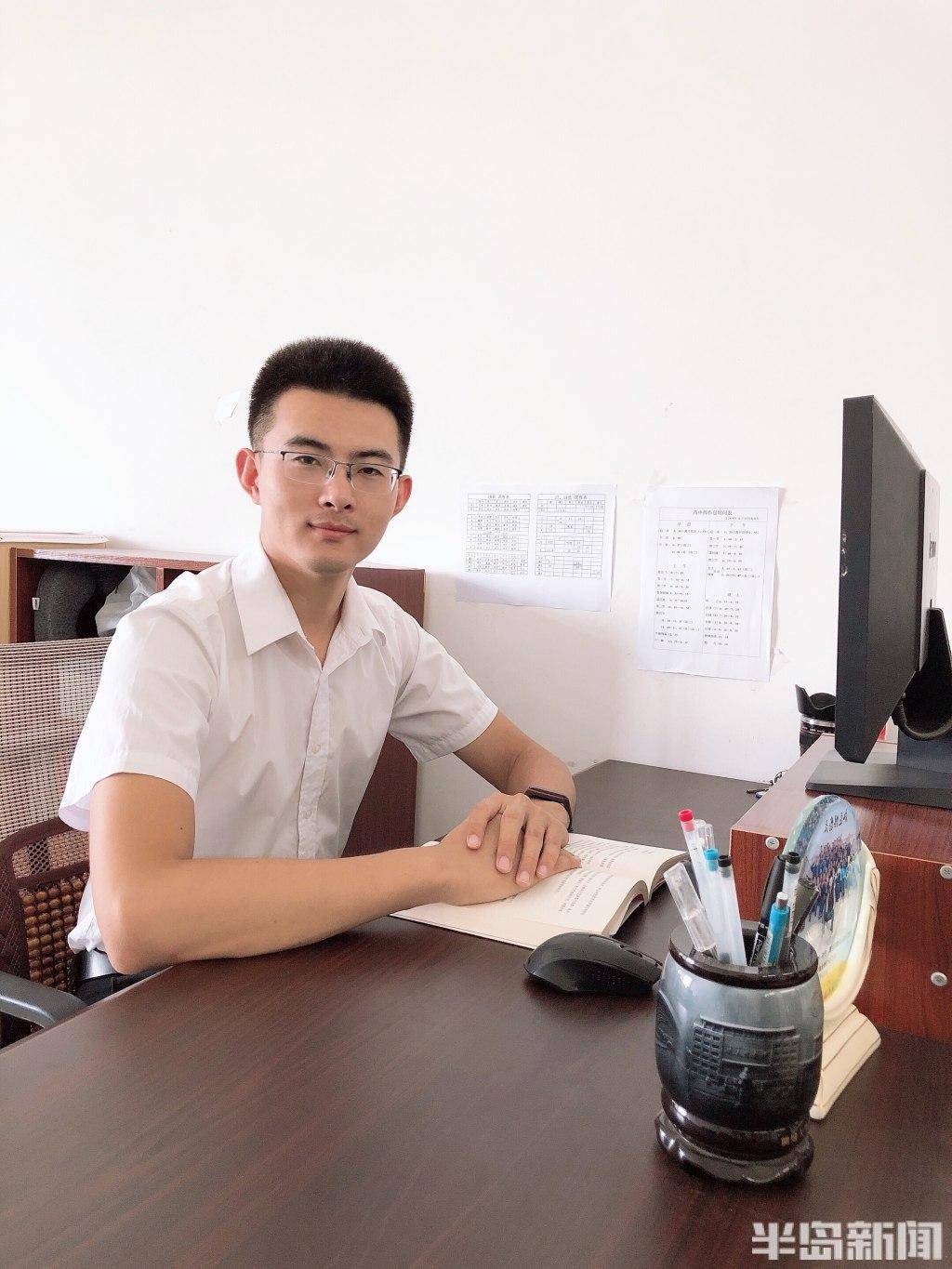 半岛全媒体记者在现场了解到,这位老师原是即墨二中高三22班的班主任