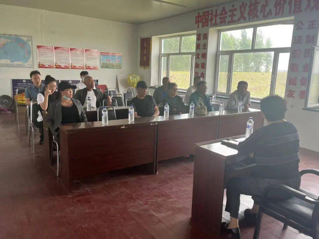 听取了乌拉街满族镇领导班子工作汇报,随后赴大常村,汪屯村实地走访