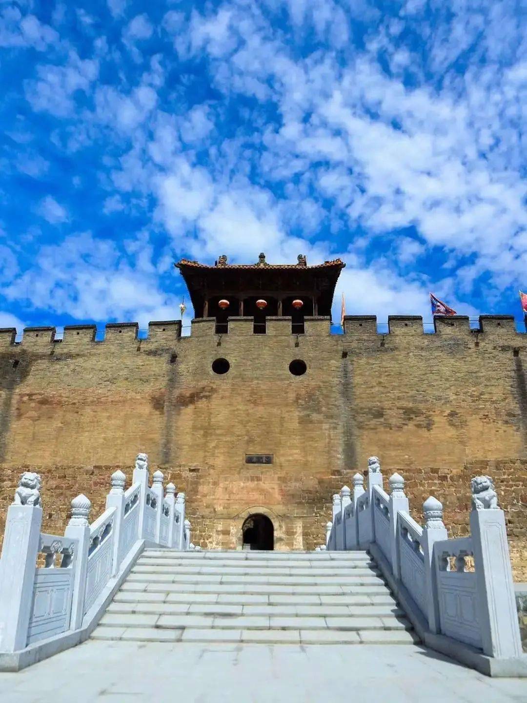 它是明朝末年,郭峪村民为抵御明末流寇乱匪的侵扰而修建.