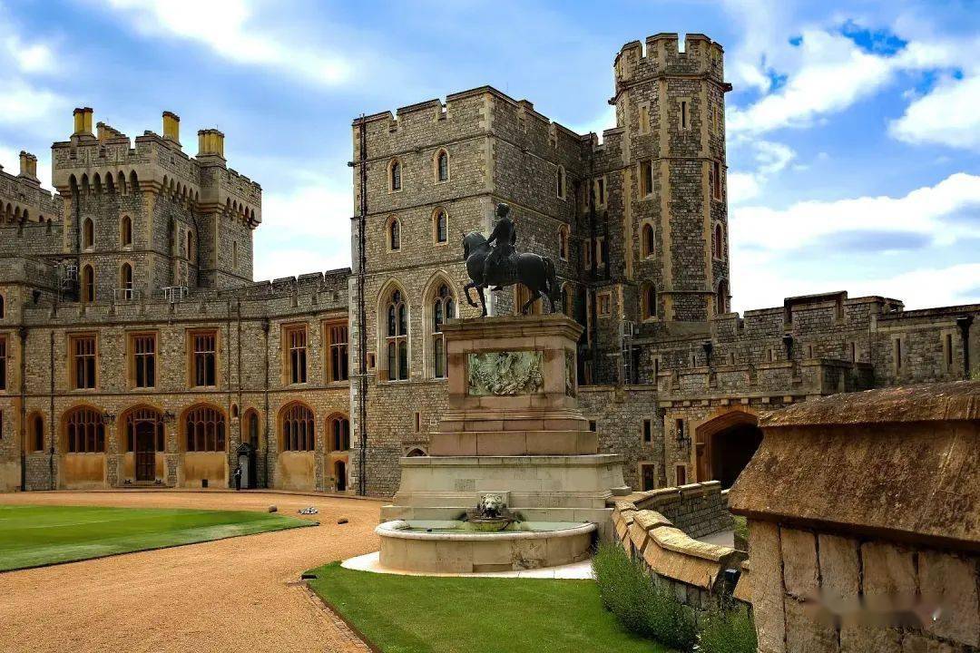 34进入诺曼门看到上区庭院:右侧是查理二世的骑马塑像35上区庭院与