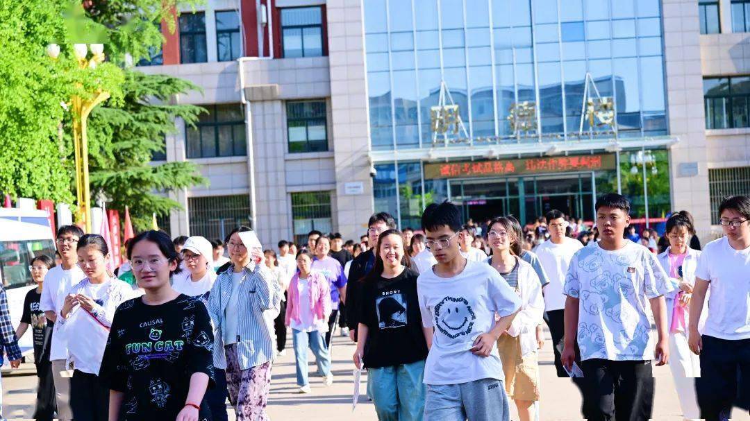 河南高考考场查询_考生家长迎接_濮阳市2023年高考结束