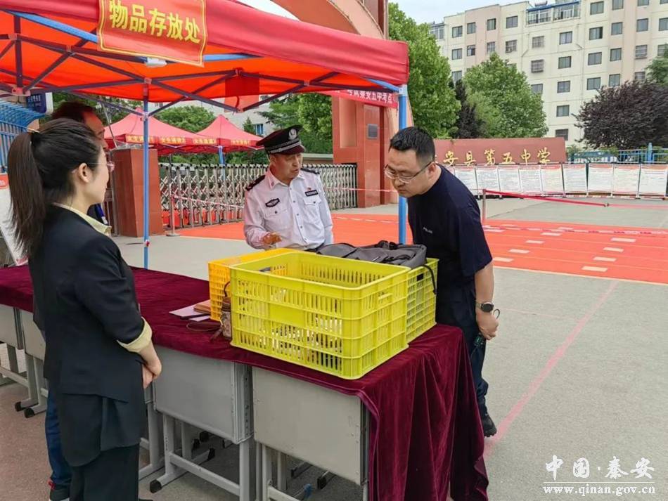 6565李世和一行先后来到秦安一中,二中,五中,桥南中学等考点,实地