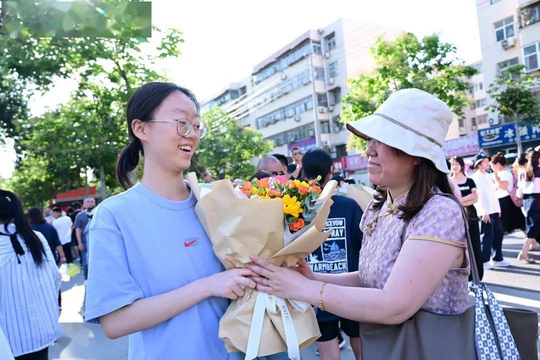 考生家长迎接_河南高考考场查询_濮阳市2023年高考结束