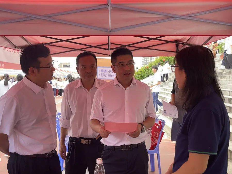 开幕式结束后,在普宁人社局周局长的带领下,林副市长一行走访于参会