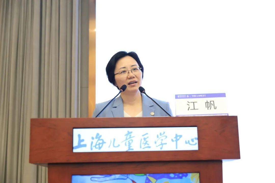 上海交通大学医学院党委书记江帆教授讲话,以"光而不耀,静水流深"向已