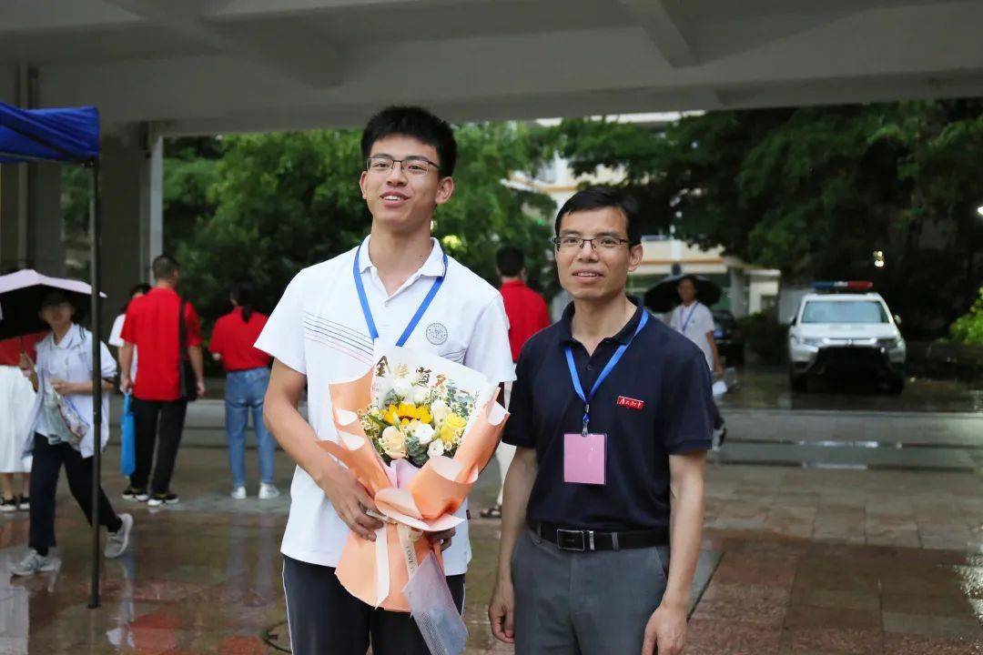 "这是什么?""这是胜利的手势!""我的青春结束啦!""不是结束
