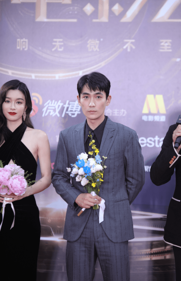 王一博朱一龙沈腾亮相红毯 周冬雨张子枫周也比美_黑色_长裙_礼服