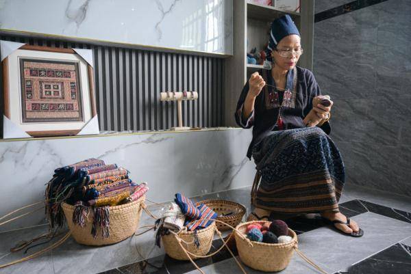符永英(右)在位于海南省东方市的东方市黎族传统纺