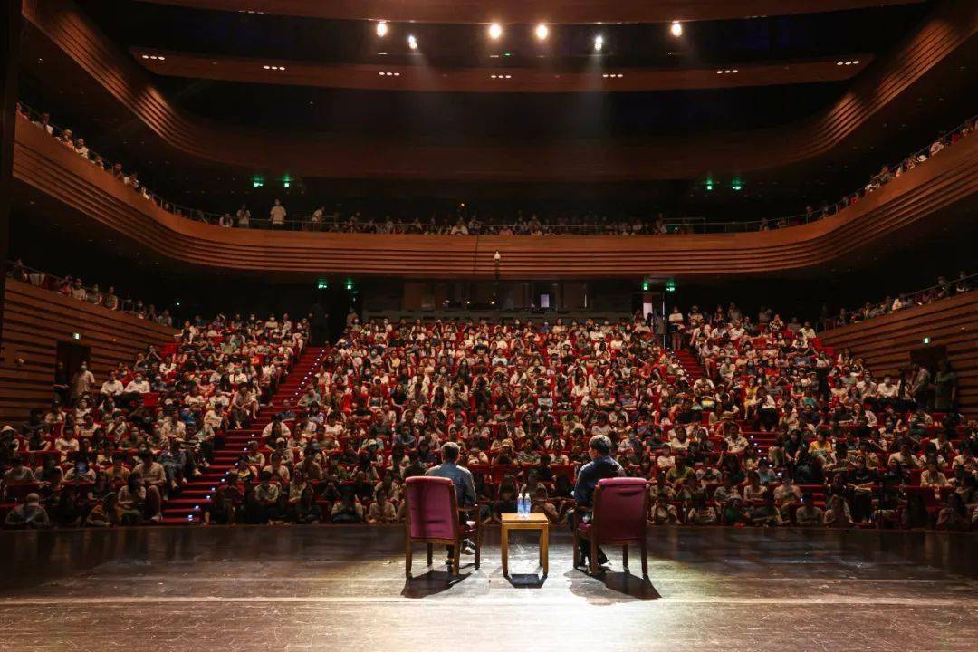 《我爱桃花》剧组创作分享会现场,导演杨佳音与青年演员王卓达,陆璐