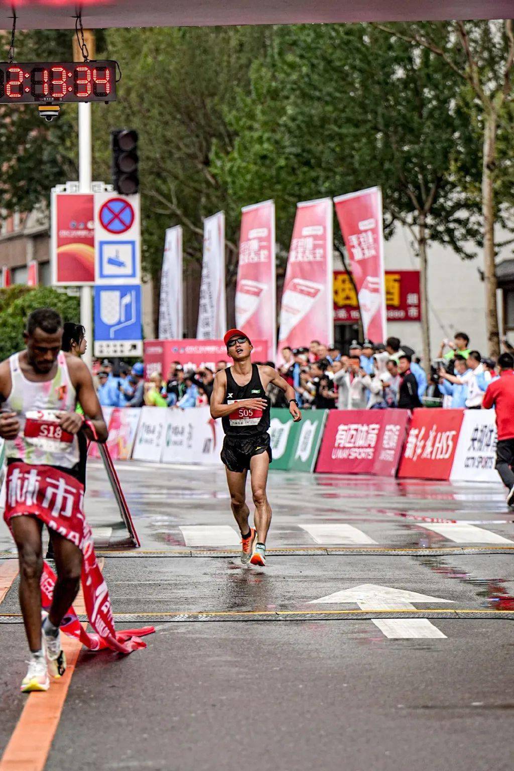 女子组:肯尼亚选手gulume tollesa chala以2:26:19的成绩摘得全程女子