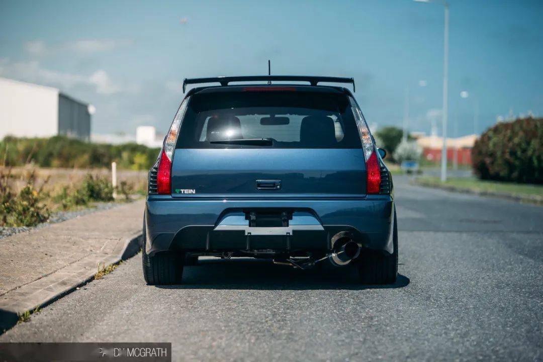 它的本质,还是那台令人闻风丧胆,可以向迈凯伦p1竖中指的evo