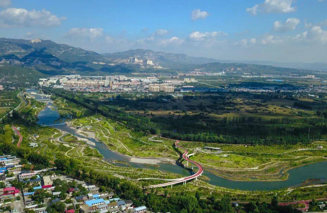 治理工程董家庄村段,生态堤防,生态廊道,跌水堰,谷坊等建设已初具规模