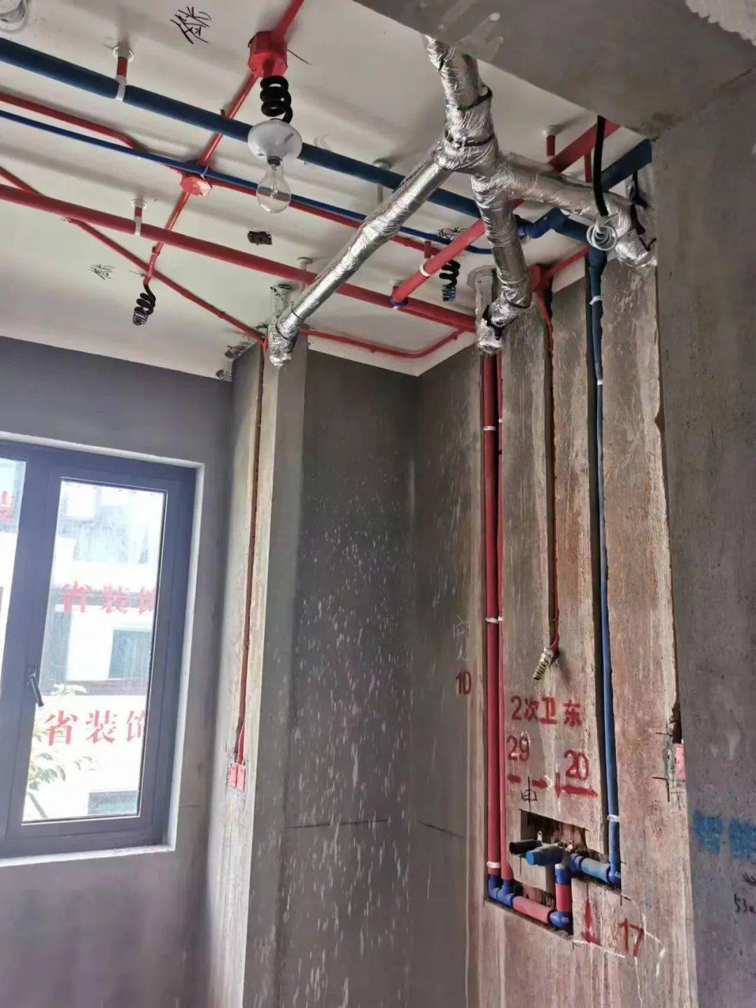 万城雅园汪绍余师傅工地木工基础工程施工中吊顶轻钢龙骨制作石膏板