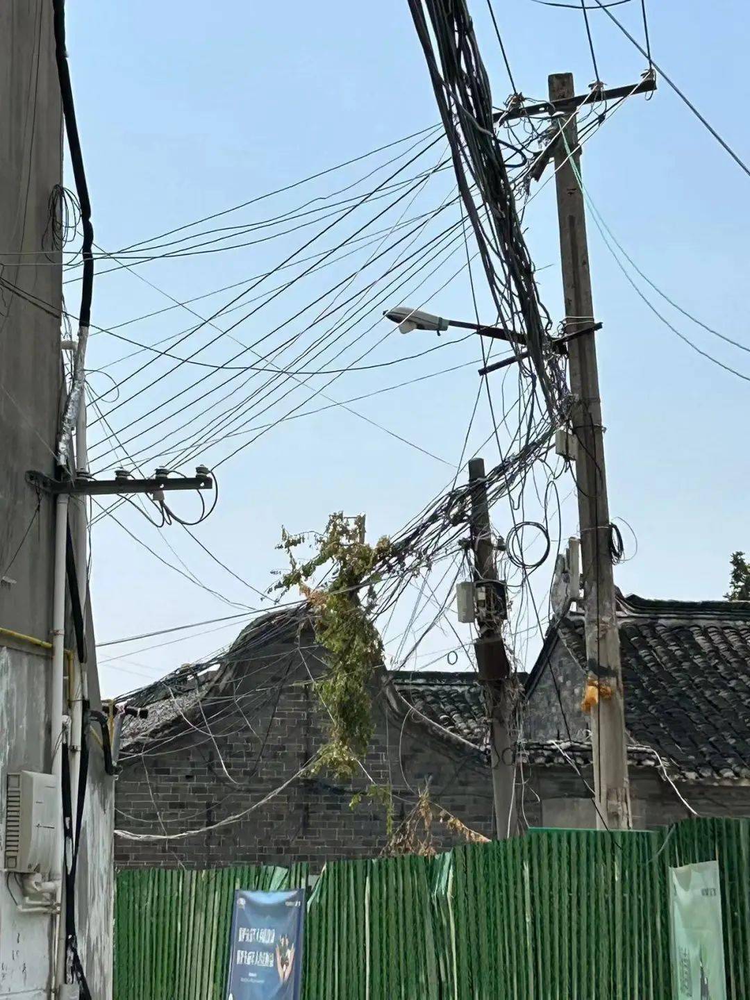 全是门店道路不长东接鼓楼南路庆云路西边是泰兴人民医院庆云路居民