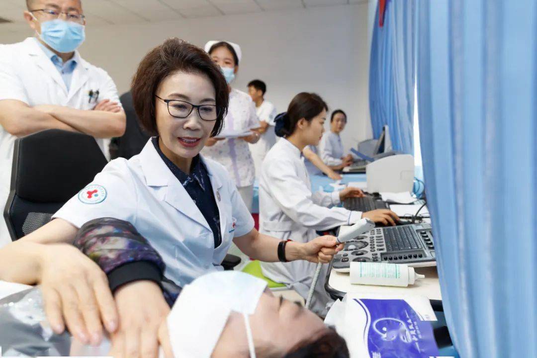 吉林大学白求恩第三医院甲状腺外科主任孙辉为现场群众义诊▲吉林