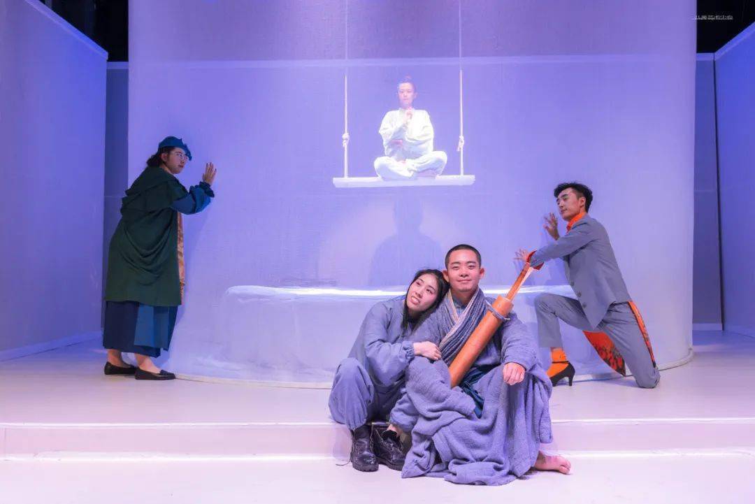 以《庄子》中《浑沌之死》为故事框架,将《井底之蛙》,《庄周梦蝶》等