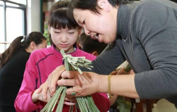吹糖人、茭白叶编织、采茶、坑烧……孩子们的活动很精彩～