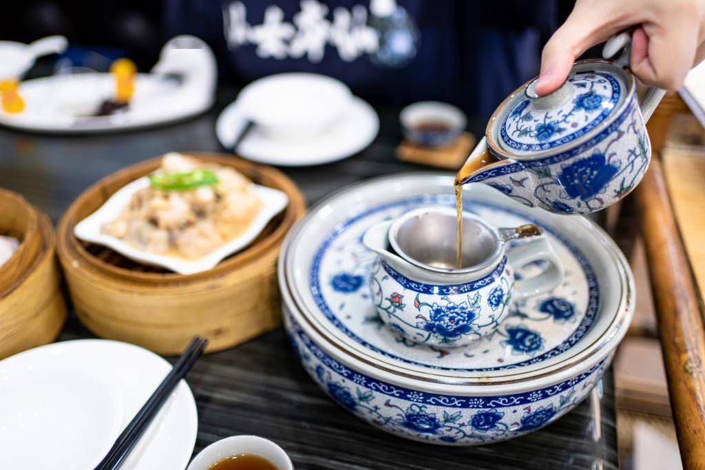 广东人常言"叹一盅两件",这指的便是享受一盅香茶,两件点心.