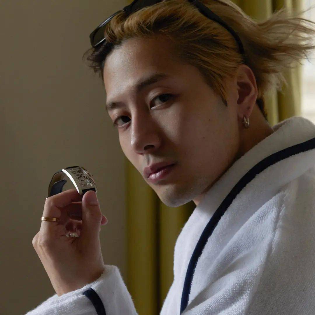 blackpink时代姐妹花vs宋慧乔车银优豪门姐弟,你闪我更闪_品牌_珠宝