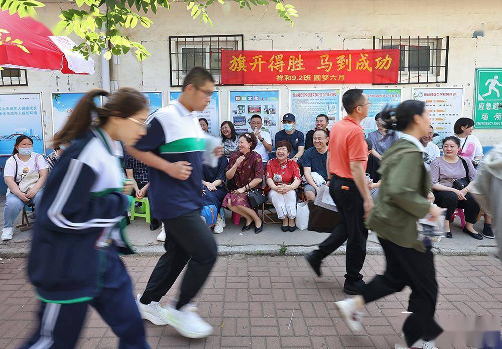 【本组图片拍摄于芝罘区福安中学考点 摄影/李刚】