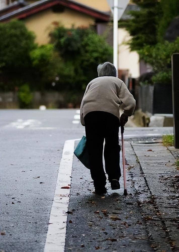 日本老年人孤独的背影 平日里