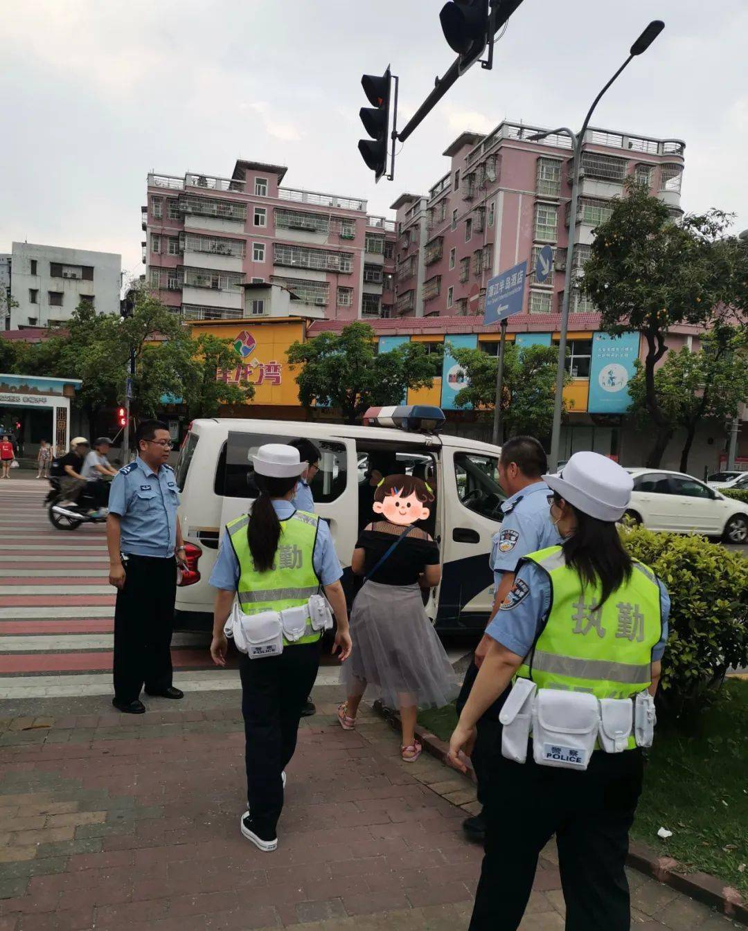 开平祥龙红绿灯路口,一女子误入机动车道上,神情恍惚~_情况_群众_公安