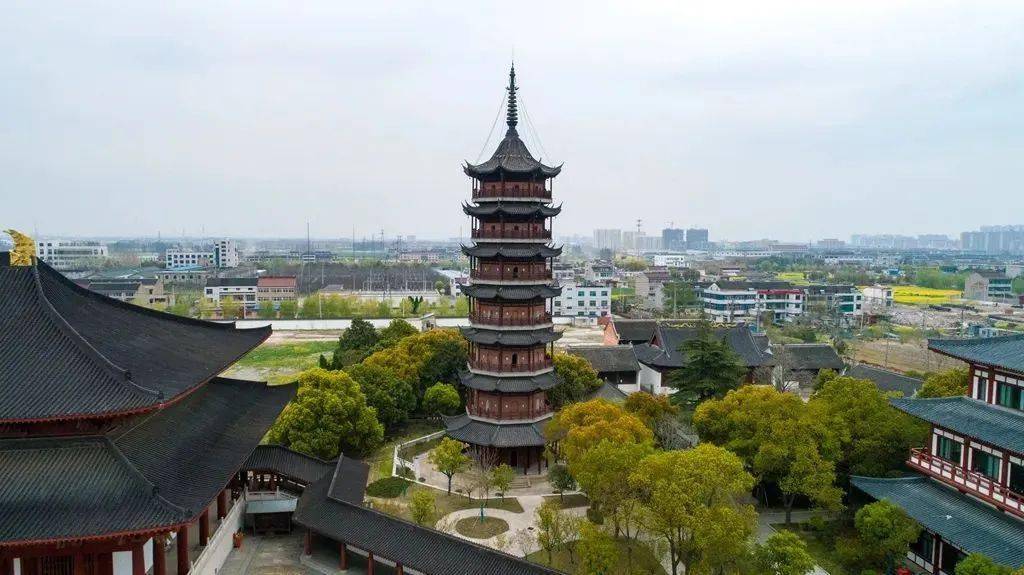 龍河灣是貫穿泰興東西的主幹河道,其古水道紆曲綿延,狀似游龍,故稱