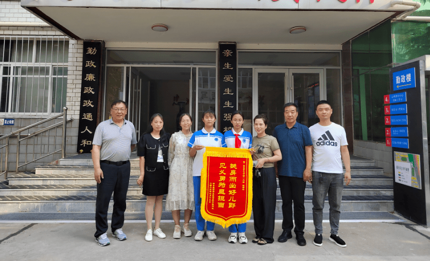 邢台七中两名学生合力救助受伤行人_同学_张志宾_父母