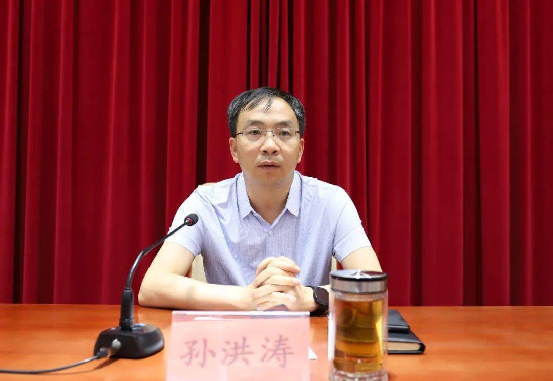 孙洪涛传达了6月13日我市创建全国文明城市,巩固国家卫生城市工作会议